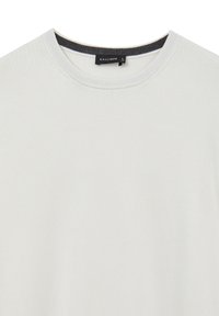 Maglione a girocollo grigio chiaro con tessuto a maglia testurizzato, caratterizzato da un colletto a coste scuro in contrasto e un'etichetta con la scritta "CALLIOPE".