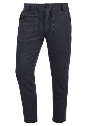 Mørkegrå joggerbukser laget av myk stoff, med snor i livet, knappelukking og avsmalnende bein med side-seam detaljer.