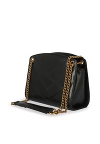 Borsa a tracolla in pelle nera con motivo a chevron trapuntato, tracolla in catena dorata e tracolla piatta. Caratterizzata da una forma rettangolare e texture liscia.