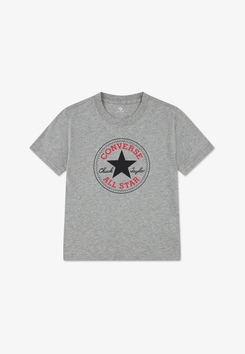 T-shirt en coton gris avec un logo circulaire noir et rouge "Converse All Star" au centre, étoile incluse. Manches courtes et col rond.