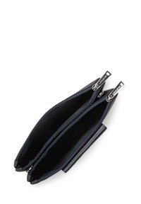 Astuccio in pelle blu navy con zip, dotato di due scomparti, con accessori in metallo argentato, superficie liscia e fodera interna nera.