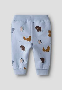 Gaiši zili treniņbikses ar elastīgu jostasvietu, kurām ir rotaļīgs dzīvnieku raksts, tostarp ezīši, lāči un lapsas zemes toņos.