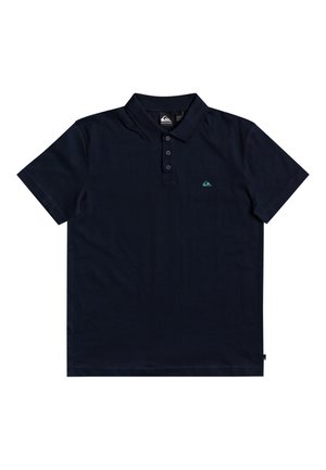 Polo de manga corta en color navy, hecho de algodón, con una tapeta de tres botones y un logo en color teal en el lado izquierdo del pecho. Textura suave, ajuste clásico.