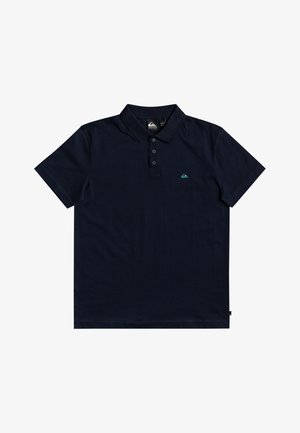 Marineblå kortærmet polo-skjorte lavet af bomuld, med en tre-knaps placket og et teal logo på venstre bryst. Glat tekstur, klassisk pasform.