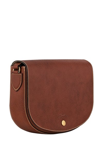 Braune Leder-Crossbody-Tasche mit strukturierter Oberfläche, runder Form, goldenen Beschlägen und kontrastierenden Nähten entlang der Kanten.