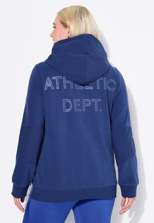Sotilasmerensininen huppari, jossa on kirjailtu teksti "ATHLETIC DEPT." selässä. Siinä on nyöritettävä huppu ja ribbaetut hihansuut, ja se on valmistettu pehmeästä, teksturoituneesta kankaasta.