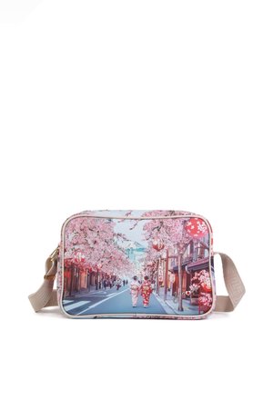 Borsa con scena stampata di due persone che camminano per una strada fiancheggiata da fiori di ciliegio e edifici tradizionali giapponesi.