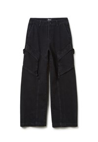 Pantalones cargo negros de mezclilla, con un ajuste holgado, dos bolsillos laterales y un diseño de pierna recta. Tejido texturizado con costuras sutiles.