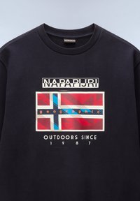 Navy sweatshirt met een ronde halslijn, voorzien van een kleurrijk grafisch ontwerp dat lijkt op een vlag, met de tekst "NAPAPIJRI" erboven en "OUTDOORS SINCE 1987" eronder.