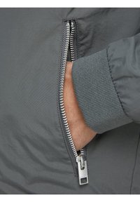 Jack & Jones JJERUSH - Chaquetas bomber - dark grey