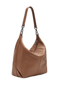 Sac hobo en cuir marron avec une forme décontractée, fermeture éclair inclinée et une seule sangle réglable avec des accents en métal.