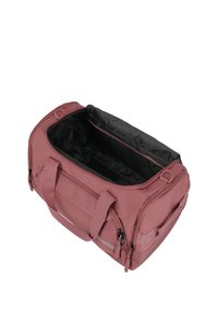 Borsa a tracolla in tessuto mauve con due tasche laterali con zip, doppi manici e un ampio interno nero. Presenta una texture liscia e zip robuste.