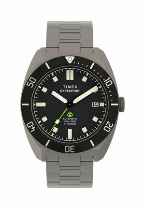 Zegarek Timex Expedition z tytanową kopertą, czarną tarczą, świecącymi wskazówkami i znacznikami, datownikiem na godzinie 3 oraz obrotowym bezelem z oznaczeniami minutowymi.