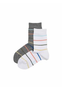 Gestreifte Baumwollsocken in Grau und Weiß. Die graue Socke hat dünne, mehrfarbige Streifen; die weiße Socke hat unterschiedlich gefärbte Streifen und eine einfarbige Ferse.
