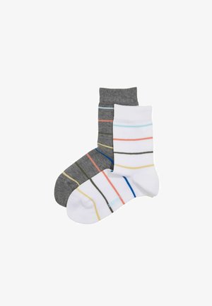 Chaussettes en coton rayées grises et blanches. La chaussette grise présente de fines rayures multicolores ; la chaussette blanche a des rayures de couleurs variées et un talon uni.