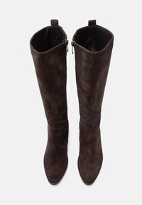 Bruna mockakängor över knäet med spetsig tå, slät inredning och dragkedja på sidan för stängning. Har en platt sula och minimala detaljer.