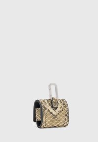 Mała torebka w teksturowany beżowo-czarny wzór węża z metalowym zapięciem i uchwytem w kolorze srebrnym, charakteryzująca się zaokrąglonym kształtem i miękkimi krawędziami.