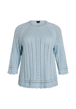 Svetlo modra pletena majica s 3/4 rokavi, ki ima navpične in cvetlične čipkaste vzorce ter valovit rob in manšete.