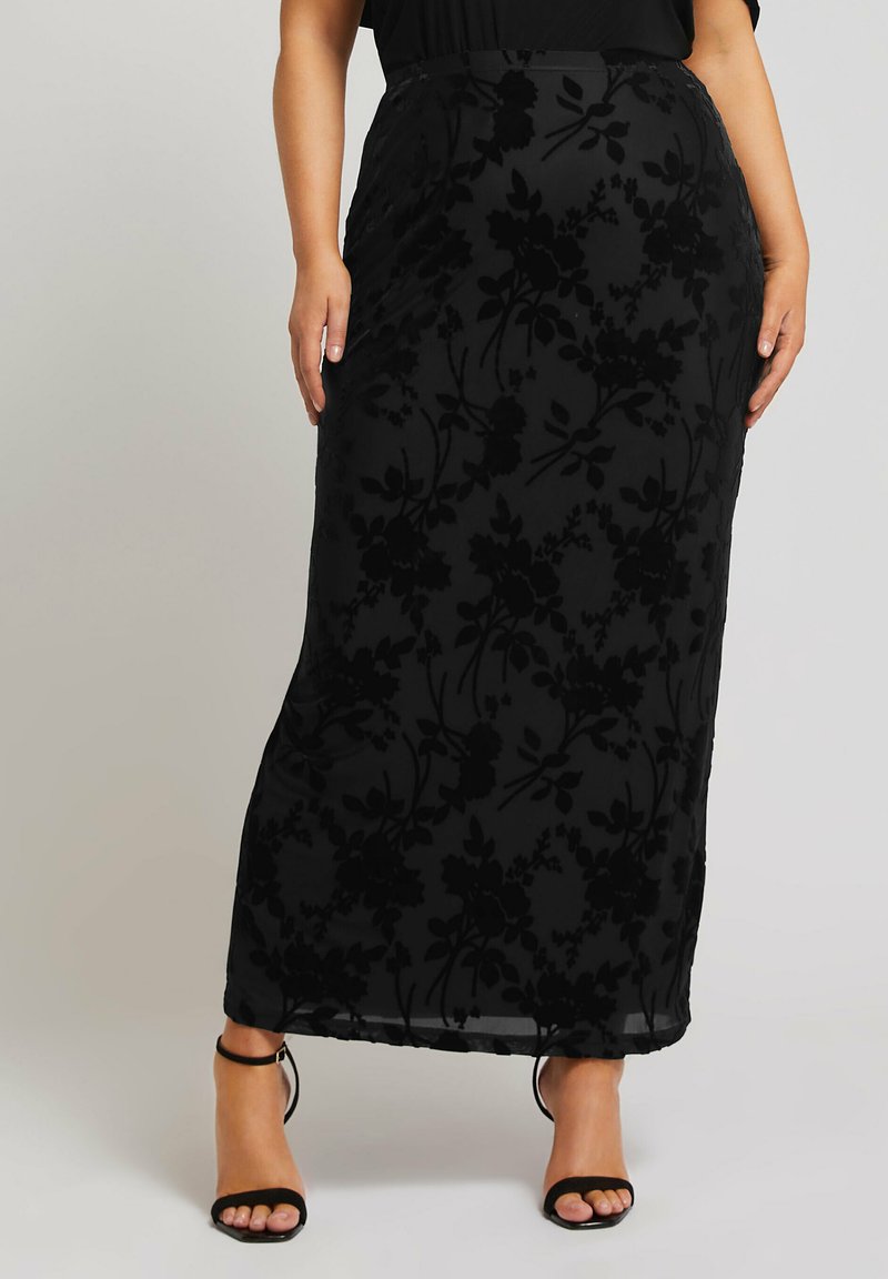 Svart maxiklänning med blomster-velourtextur, med en åtsittande midja, flödande form och framhävd av delikata mönstrade detaljer.