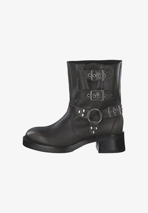 Stivale alla caviglia in pelle nera con tacco chunky, tre fibbie decorative in metallo e una cintura con un accento metallico circolare.