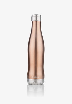 Koperkleurige geïsoleerde waterfles met zilverkleurige schroefdop en basis, het merk Glacial is zichtbaar nabij de onderkant.