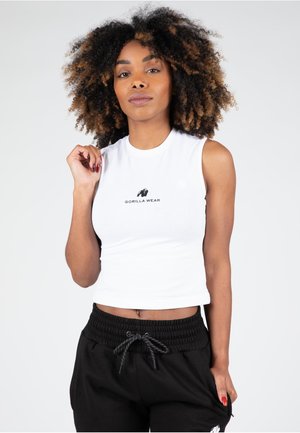 Witte mouwloze crop top met een zwart "Gorilla Wear" logo op de borst, gecombineerd met zwarte jogger pants met een elastische tailleband.