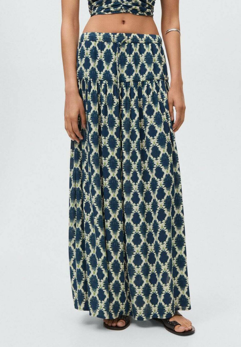 Maxi skirt in navy and cream with a geometric pattern. Made of lightweight fabric, featuring a pleated design and an elastic waist.