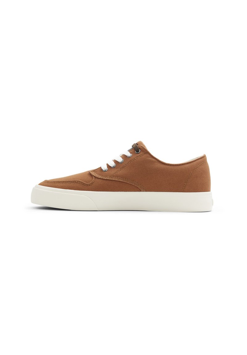 Sneaker in tela marrone con lacci bianchi, punta arrotondata e suola in gomma crema. Presenta un design minimale con dettagli cuciti.
