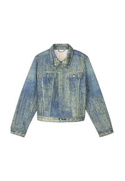 Chaqueta de mezclilla en azul claro con un patrón texturizado, con cuello tipo solapa, dos bolsillos frontales y cierre de botones a presión. Corte informal.