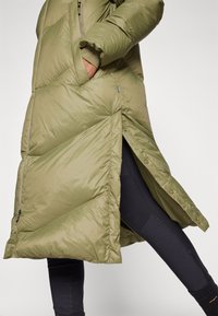Burton LONG PARKA - Sulemantel - forest moss