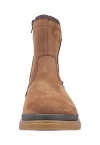 Bruine suède enkellaars met een ronde neus, contrasterende grijze zool en een zijrits. Gladde textuur met subtiele stikseldetails.