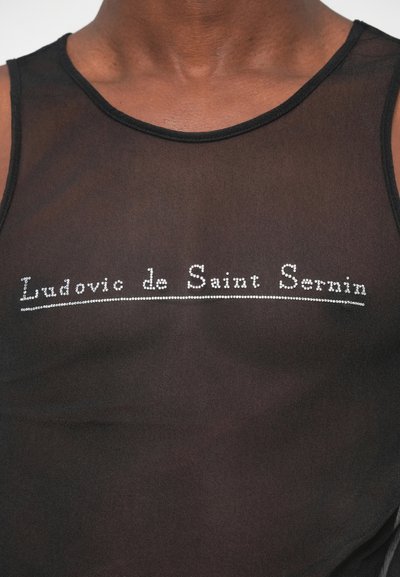 Μαύρο διαφανές αμάνικο μπλουζάκι με στρογγυλή λαιμόκοψη και κείμενο διακοσμημένο με κρύσ�ταλλα που γράφει "Ludovic de Saint Sernin."