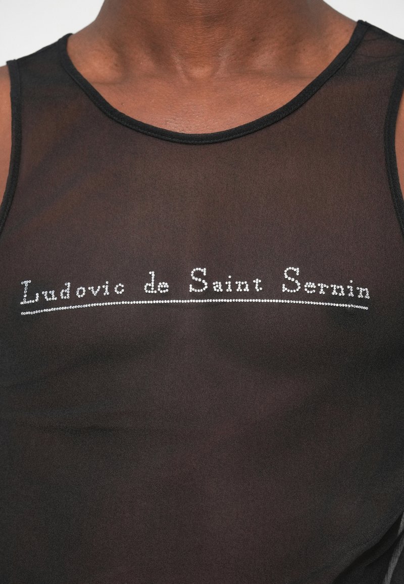 Top in rete nera, con scollatura rotonda e un design testuale decorato con cristalli che recita "Ludovic de Saint Sernin."