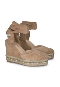 Beige suède wedge schoenen met gevlochten enkellussen en een ronde neus, met een textuurplatform versierd met metallic accenten.