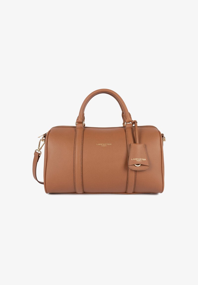 Sac polochon Lancaster Paris en cuir marron avec poignées doubles, bandoulière amovible et étiquette en cuir embossée du logo.