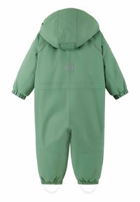 Zielony wodoodporny kombinezon narciarski z kapturem, elastycznymi mankietami i otworami na kostki. Z tyłu znajduje się naszywka z logo. Gładki, lekki materiał.