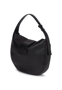 Zwarte leren schoudertas met een gebogen vorm, verstelbare band en klepsluiting, weergegeven op een witte achtergrond.