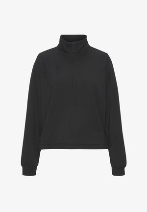 Schwarzer Pullover mit hohem Kragen, halbem Reißverschluss vorne, langen Ärmeln und einer vorderen Kängurutasche. Hergestellt aus weichem Stoff.