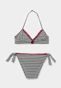 Ensemble de bikini noir et blanc à carreaux comprenant un haut triangle avec des bordures en dentelle rouge et des liens ajustables ; bas avec des liens sur les côtés, motif assorti.