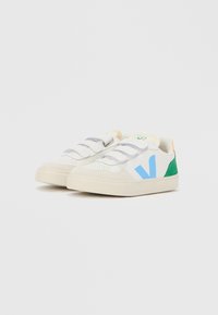 Valged tossud tekstuurse disainiga, millel on sinised ja rohelised aktsendid, takjakinnitustega rihmad ja beež kummist tallaosa.