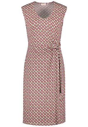 Vestido sin mangas hasta la rodilla con escote redondo, estampado de hojas geométricas en rosa y verde, y un cinturón de tela a juego atado en la cintura.