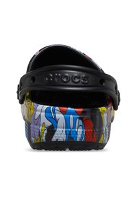 Svarta Crocs-klippor med färgglada graffitimönster på sidorna och ett svart justerbart hälar med "crocs"-logotyp.