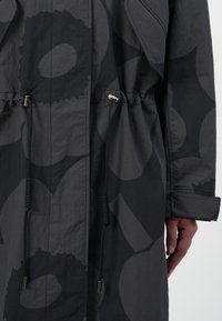 Marimekko KAARTAA UNIKKO - Parka - black/dark grey