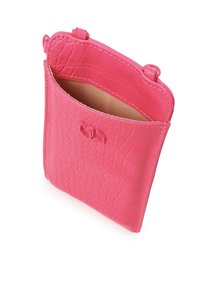 Pouch in pelle sintetica testurizzata di colore rosa acceso, con un interno liscio, caratterizzato da un piccolo logo sul davanti e una chiusura superiore.