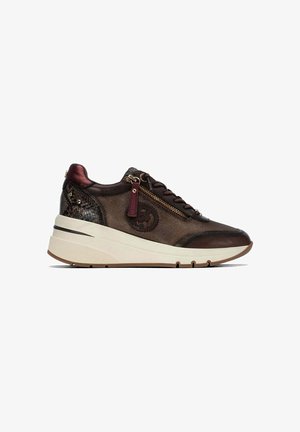 Carmela, ZAPATILLA DE MUJER CON CUÑA - Zapatillas - marron