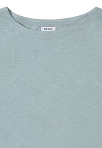 T-shirt azzurro chiaro a maniche corte realizzato in tessuto morbido, con collo a giro e un sottile design testurizzato. Etichetta con dicitura "CECIL."