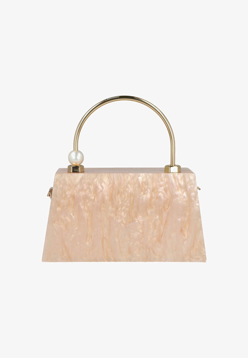 Bolso de acrílico rosa con forma triangular estructurada, asa de metal en tono dorado y un detalle de perla. Textura suave con un patrón marmoleado.