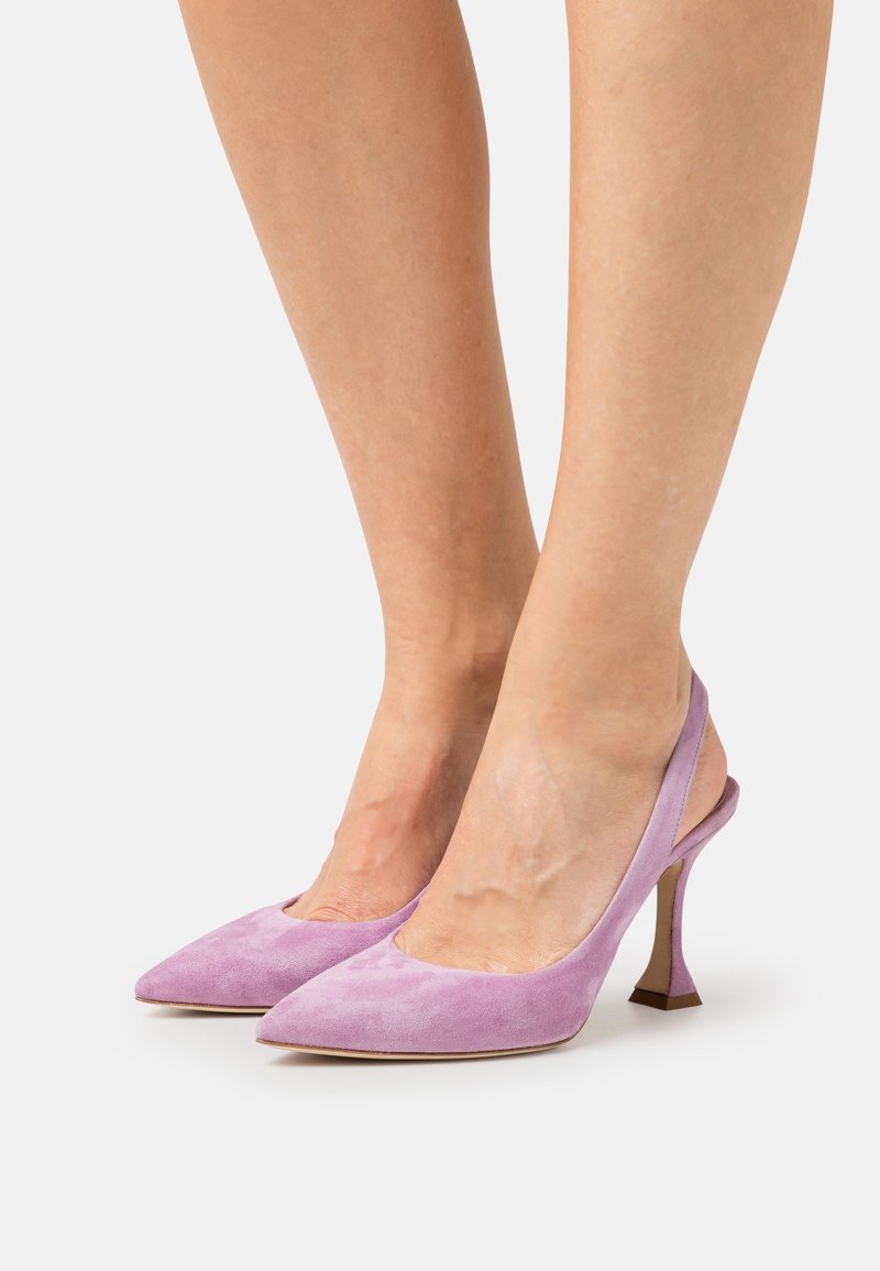 Décolleté slingback in suede lavanda con punta affusolata e tacco sottile. Texture liscia e dettagli hardware ridotti.