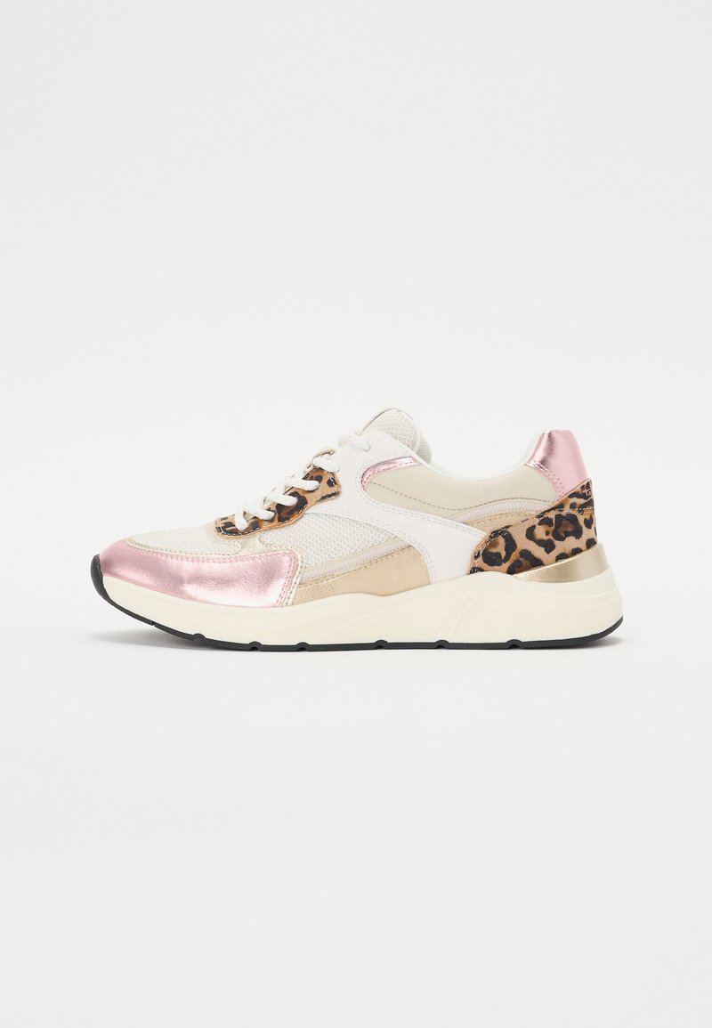 Sneaker mit einem Obermaterial aus Mesh, metallischen pinken Akzenten und Leopardenmuster-Details an der Ferse. Dicke weiße Sohle mit einer schwarzen Laufsohle.
