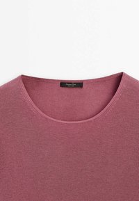 Paarse lichtgewicht gebreide top met een ronde halslijn; heeft een gestructureerde stof en een klein zwart label op de kraag met de tekst "Massimo Dutti."